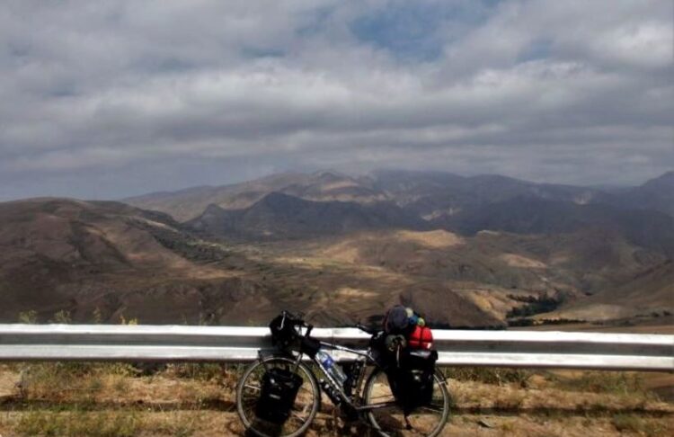 دوچرخه سواری توریست خارجی در ایران