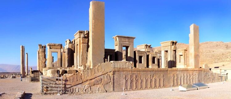 گردشگر چینی در تخت جمشید