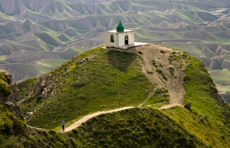 منطقه تماشایی هزار دره، آرامگاه خالد نبی و قبرستان باستانی: