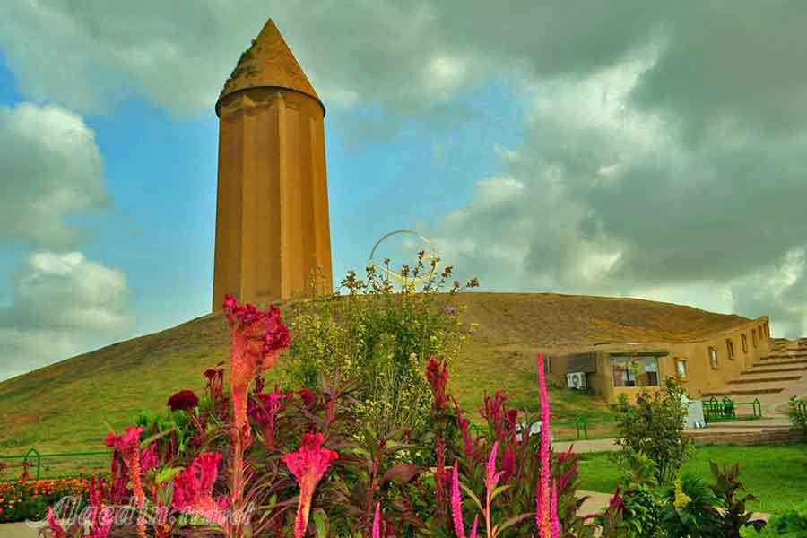 میل گنبد یا برج گنبد قایوس در شهر ترکمن صحرا