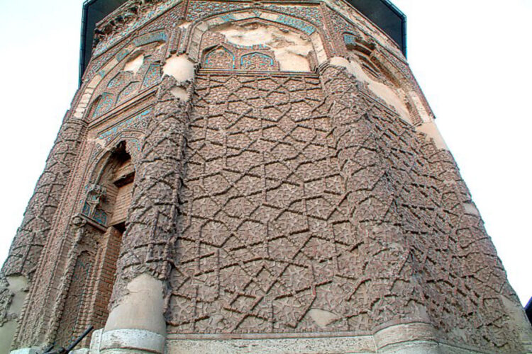 گنبد کبود، نگین فیروزه ای مراغه