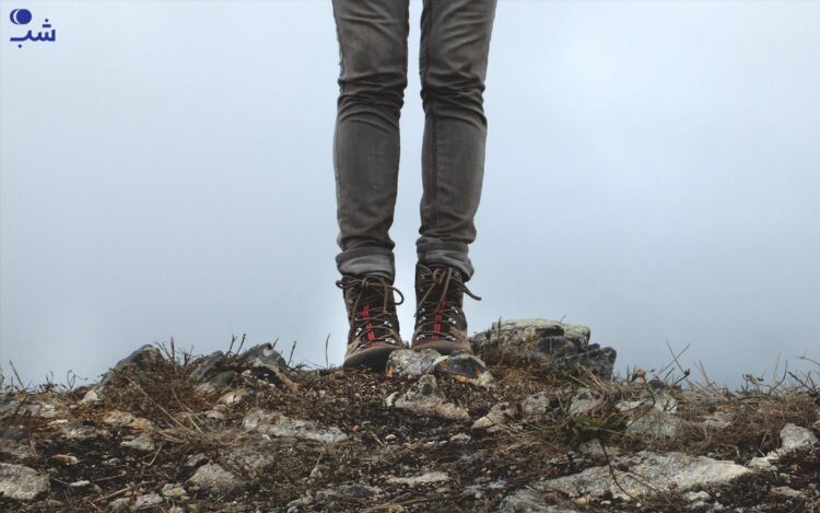 الحذاء الرياضي المناسب للمشي في السفر