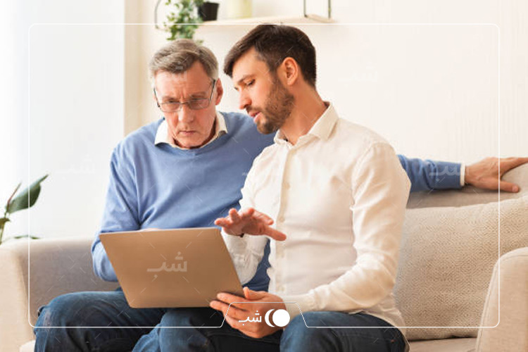 2 آقا در حال صحبت