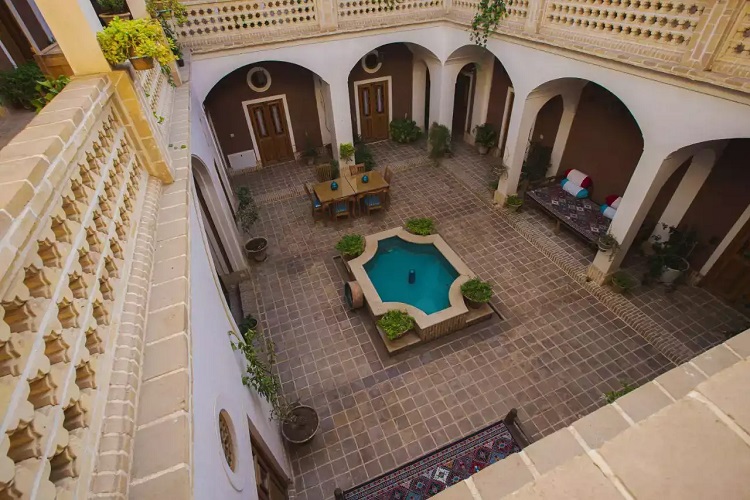 حیاط خانه تاریخی احسان