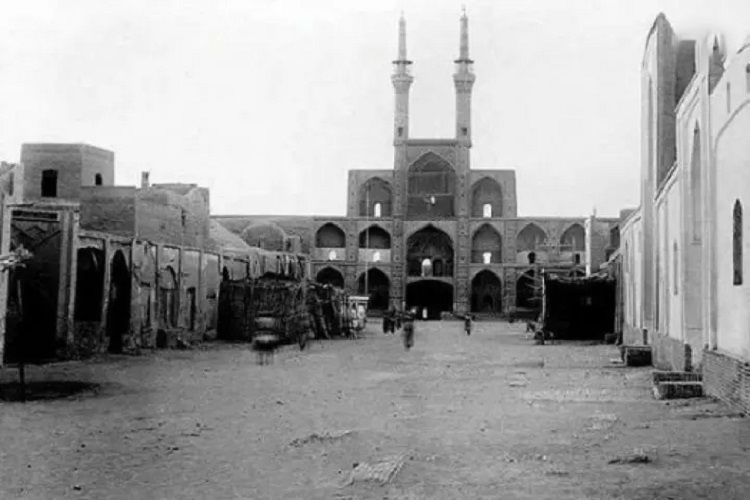 میدان امیر چخماق اثری به جا مانده از دوره تیموری