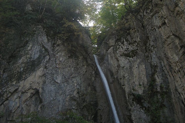 آبشار زیارت؛ از دیدنیهای روستای زیارت گرگان