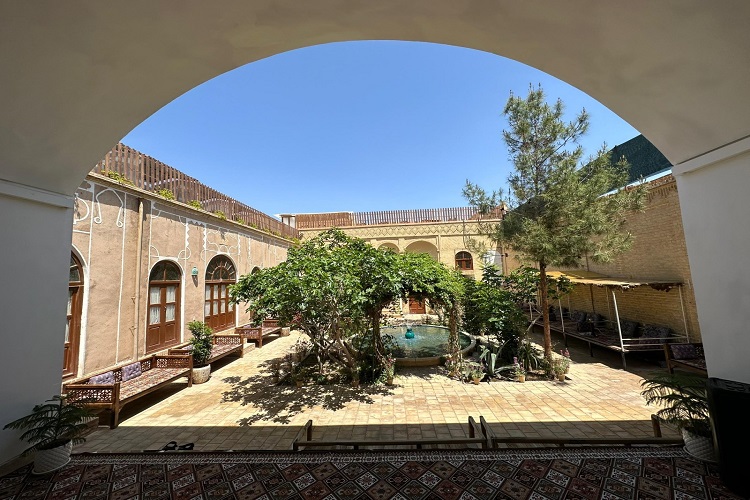 حیاط اقامتگاه بومگردی خانه سبز یزد