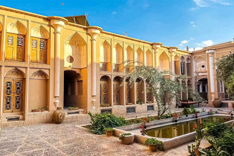حیاط خانه سه نیک