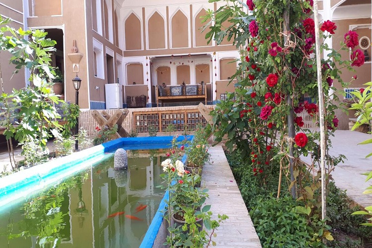 حیاط بوتیک هتل سنتی گیوا